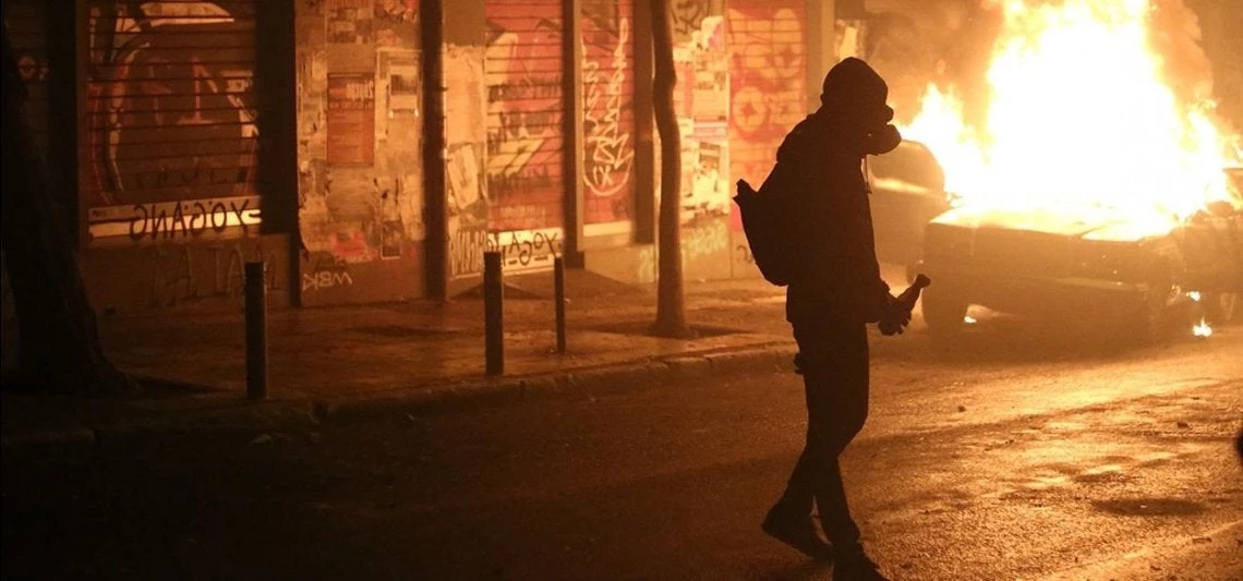 Πρόβα τζενεράλε από τους αντιεξουσιαστές: Κατέβασαν την Ελληνική σημαία στη Θεσ/νίκη – Επίθεση κατά αστυνομικών στο Πολυτεχνείο – Καμία σύλληψη!